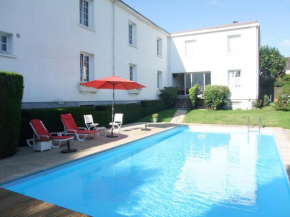 Гостиница Hôtel des Biches  Нуайе